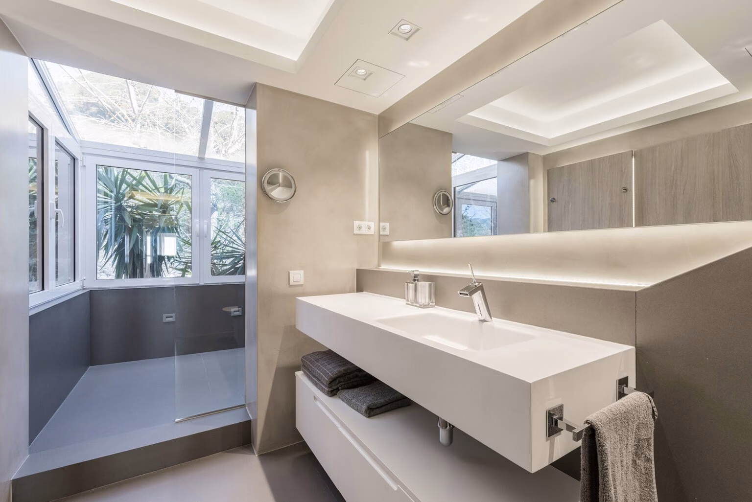 Mueble de lavabo blanco con repisa abierta y espejo horizontal
