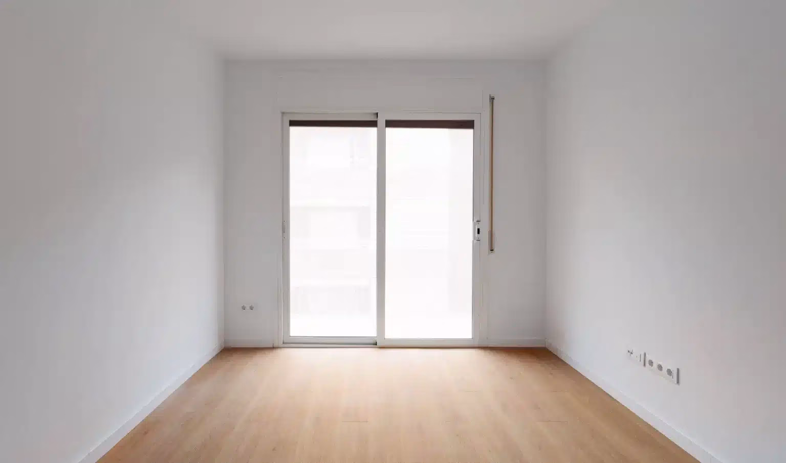 Salón alargado con puerta acristalada al fondo