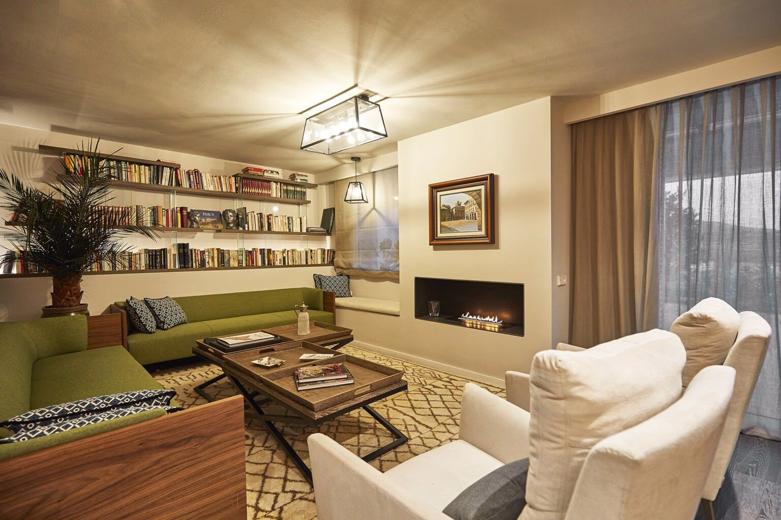 Salón con biblioteca y chimenea