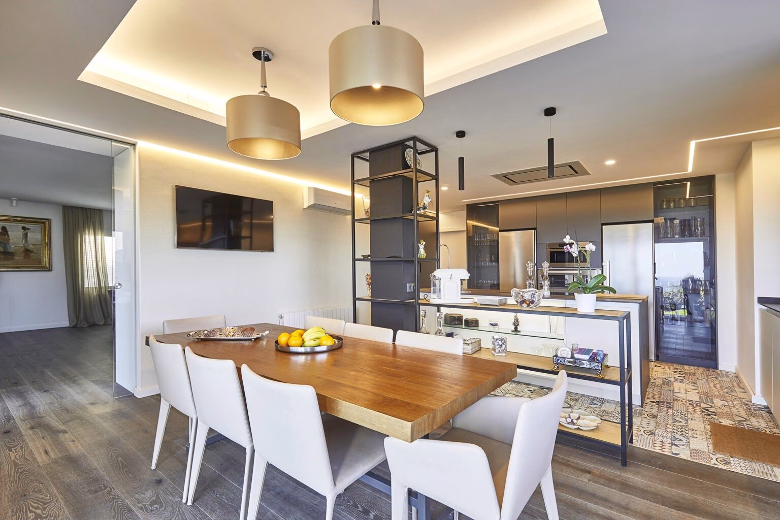 Mesa de comedor junto a cocina con isla