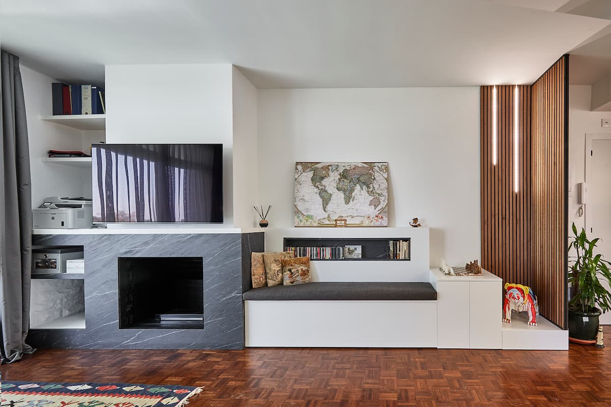 Televisión y chimenea junto a separador de listones