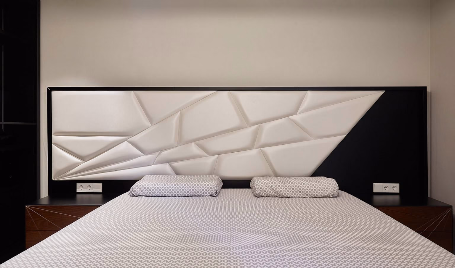 Detalle de cabecero blanco de relieve geométrico