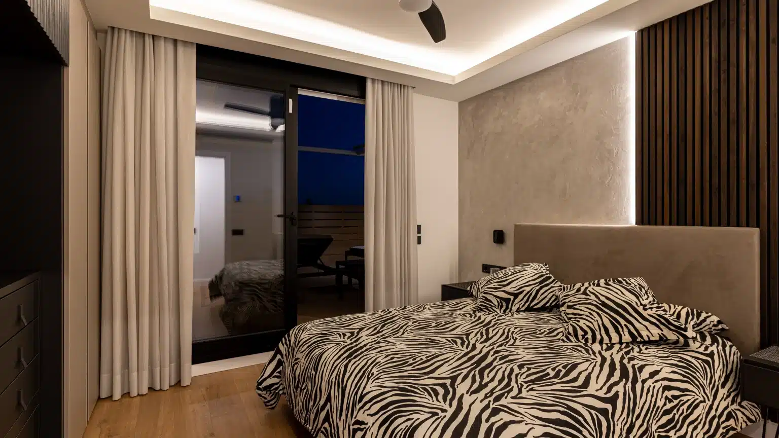 Dormitorio con listones y luz perimetral
