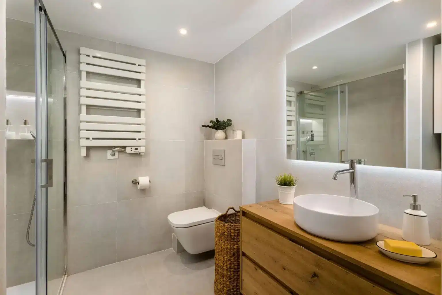 Baño claro con ducha y lavabo de sobreencimera